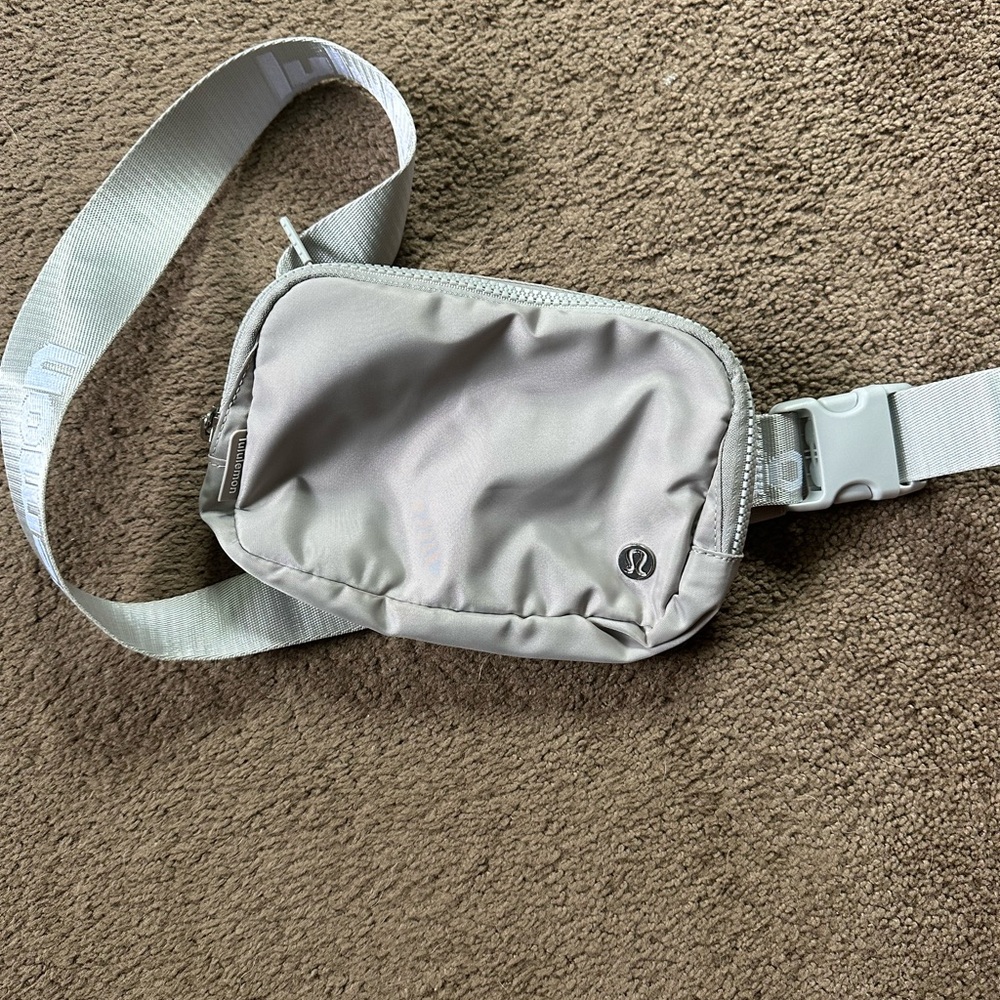 Lulu lemon belt bag